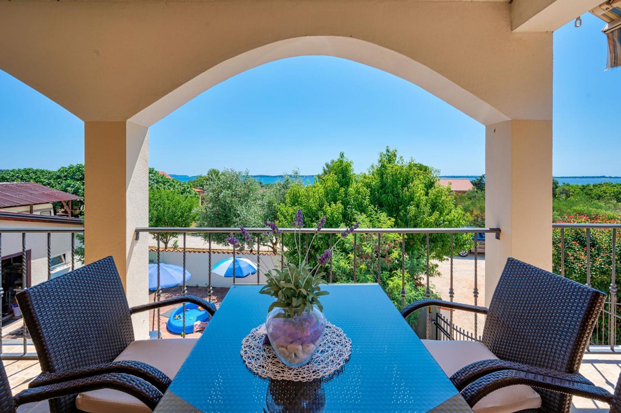 פרוי Teuta Apartments - A Beach And A Sea View מראה חיצוני תמונה