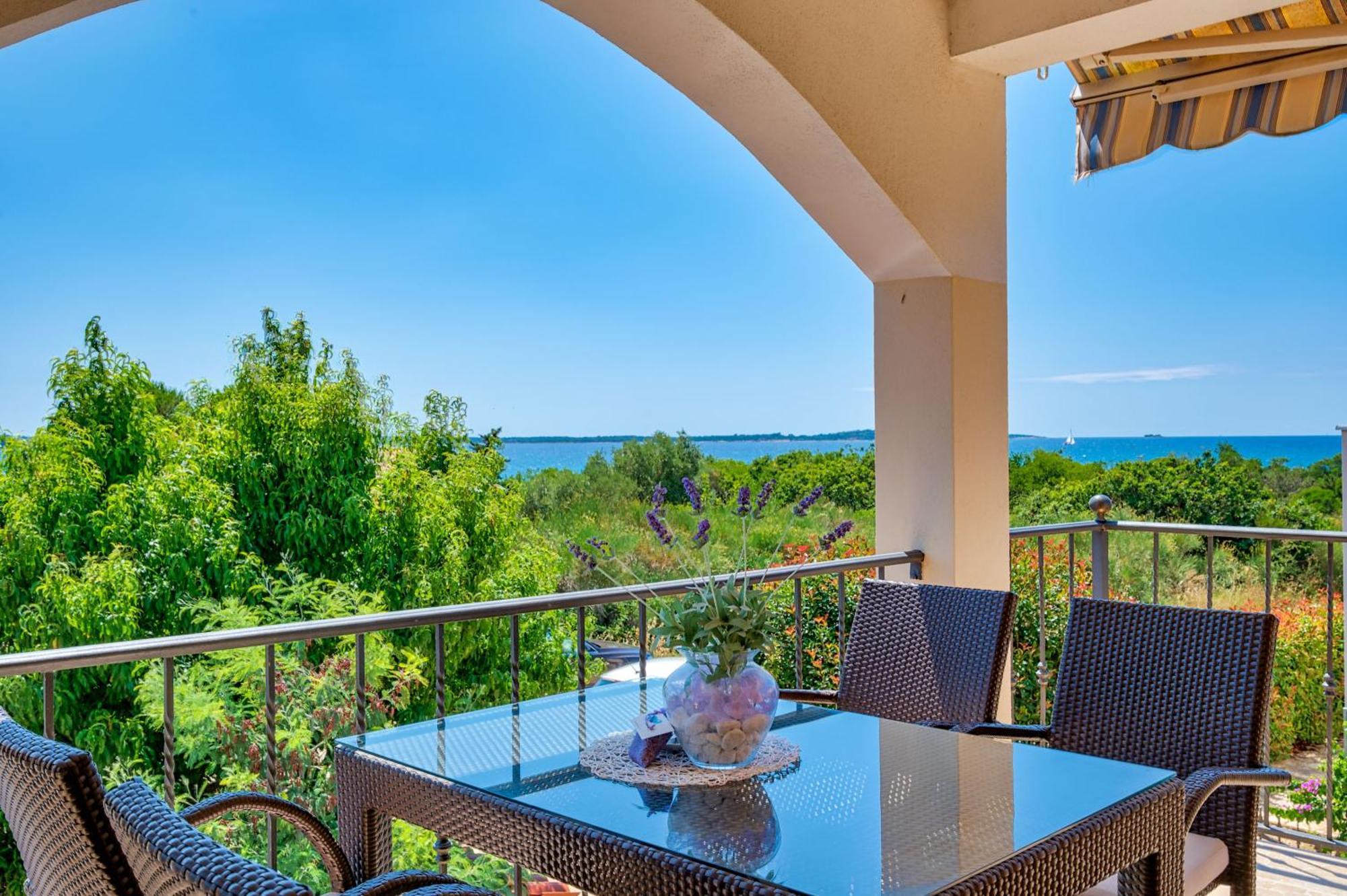 פרוי Teuta Apartments - A Beach And A Sea View מראה חיצוני תמונה