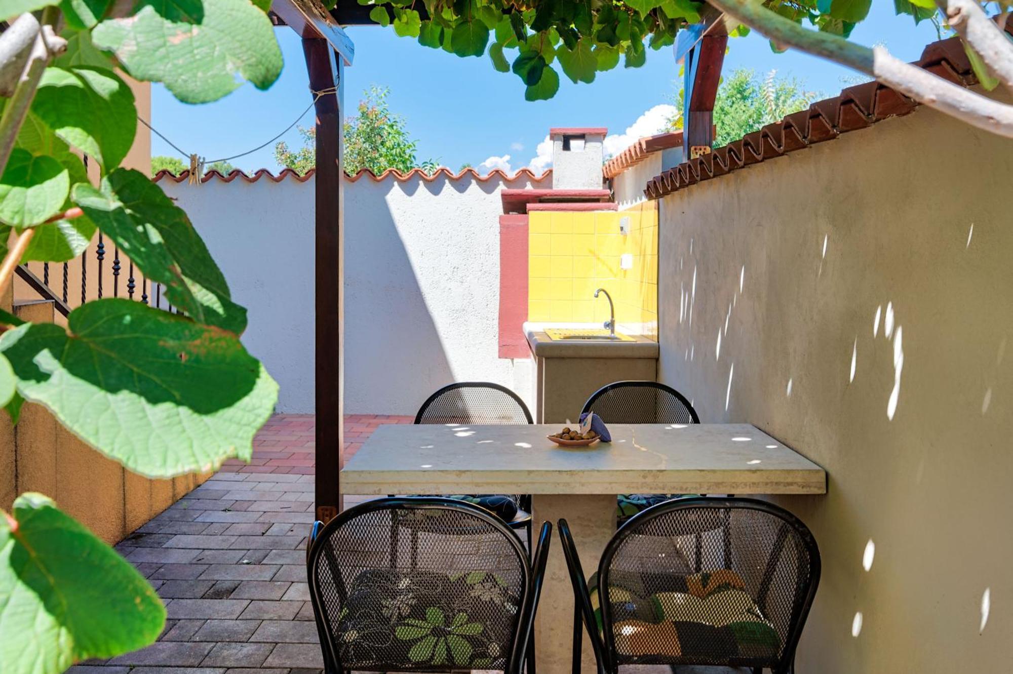פרוי Teuta Apartments - A Beach And A Sea View מראה חיצוני תמונה