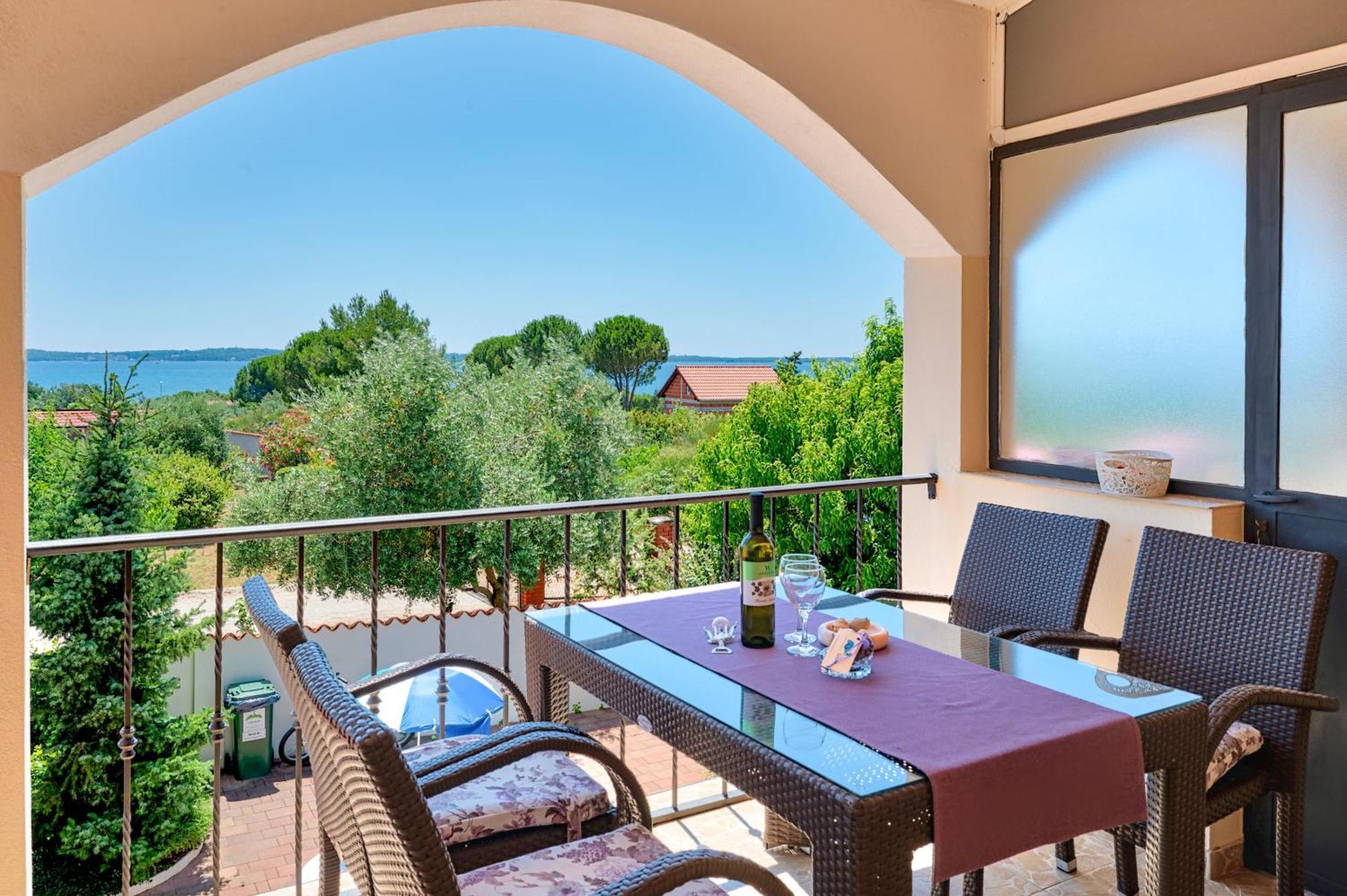פרוי Teuta Apartments - A Beach And A Sea View מראה חיצוני תמונה